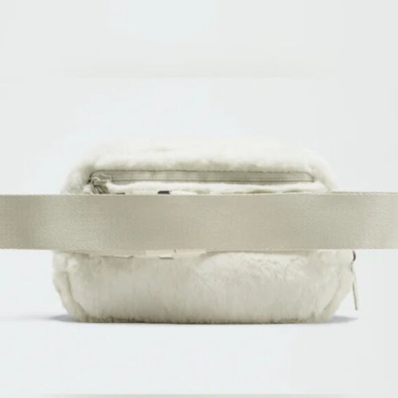 Lululemon NWT Everywhere Belt Bag Plush Fleece 1L - Bone / Silver - Picture 2 of 7